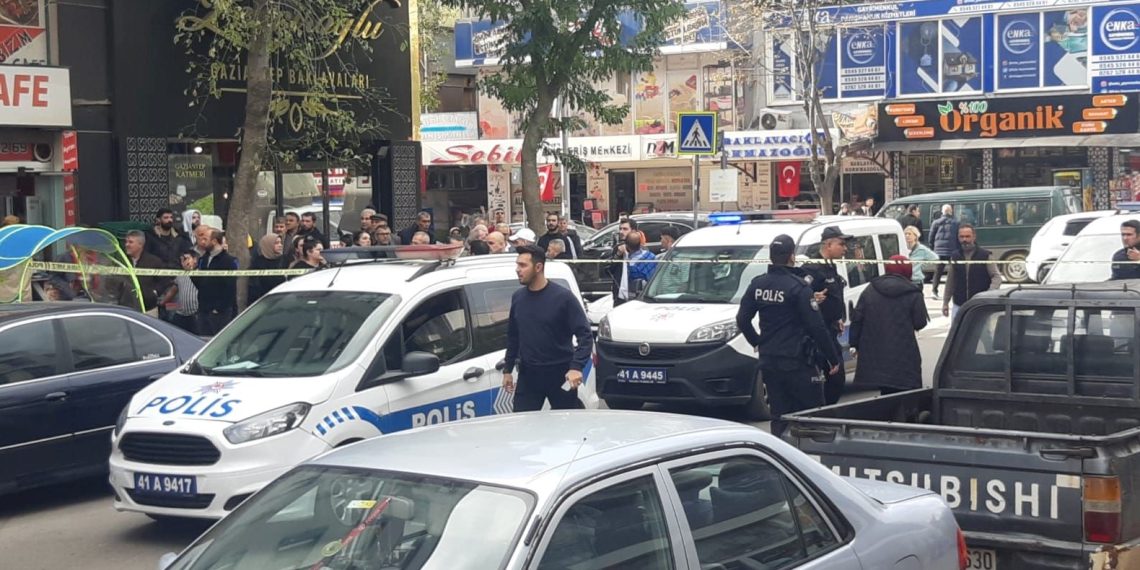 Eski eşini restoranda yemek yerken öldürdü