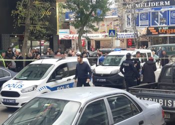 Eski eşini restoranda yemek yerken öldürdü