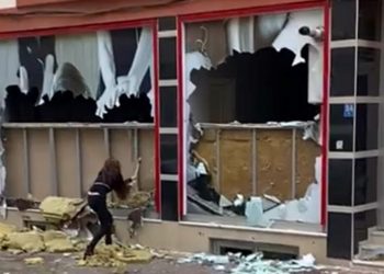 Eski işverenine kızdı, keserle iş yerinin camlarını kırdı