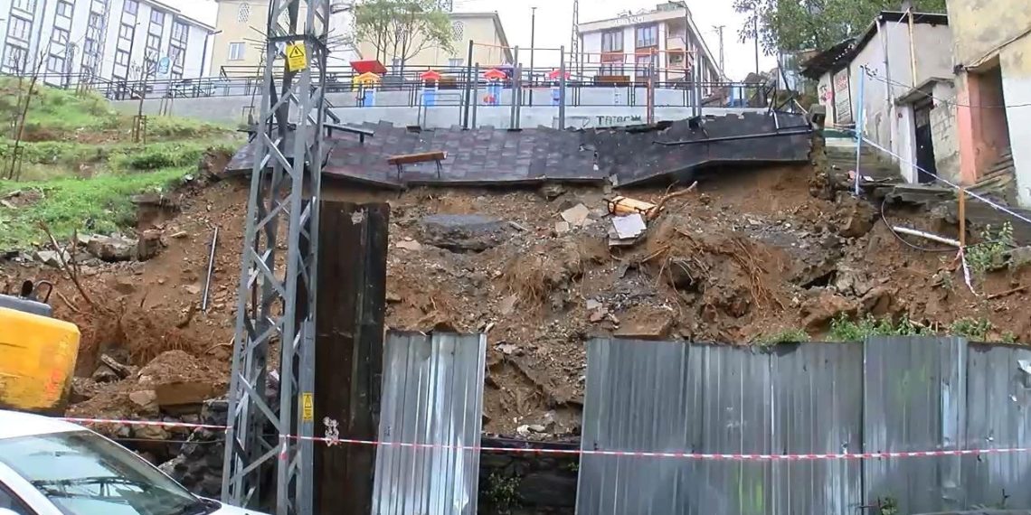 Eyüpsultan’da toprak kayması: 2 bina boşaltıldı