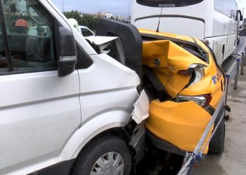 Fatih’te servis minibüsü taksiye çarptı: 1 ağır yaralı