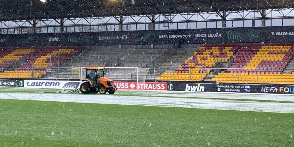 Fenerbahçe’nin rakibi Nordsjaelland’ın alanında kar temizleme çalışmaları