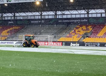Fenerbahçe’nin rakibi Nordsjaelland’ın alanında kar temizleme çalışmaları