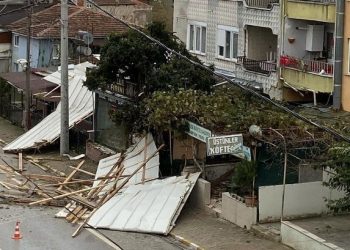 Fırtına çatıyı uçurdu: 2 yaralı