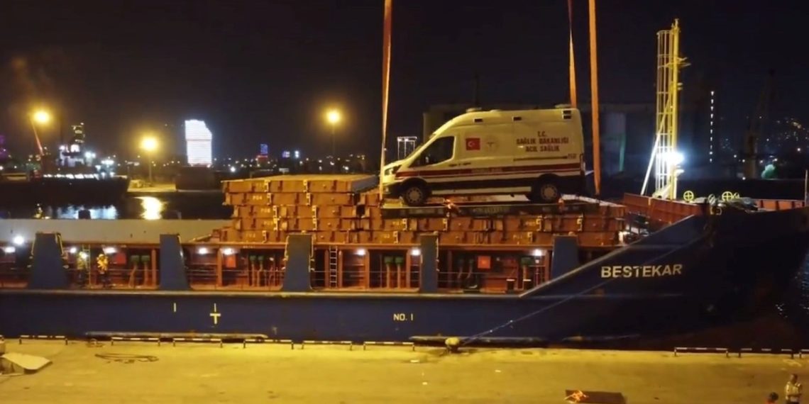 Gazze’ye sıhhat gereçleri taşıyan gemi İzmir’den yola çıktı