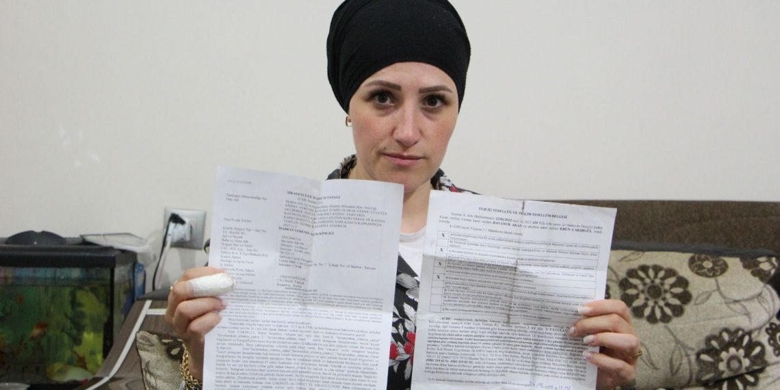 Halı alanda kuşkulu olay: Ayağına gelen darbeyle elektronik kelepçesi çıktı (Maçtan evvel eski eşini aradığı ortaya çıktı)