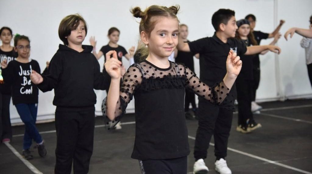 Halk dansları gelecek jenerasyonlara aktarılıyor