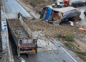İki TIR köprülü kavşaktan aşağı uçtu