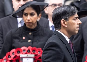 İngiltere’de vazifeden alınan İçişleri Bakanı, Başbakan Sunak’ı “ihanetle” suçladı