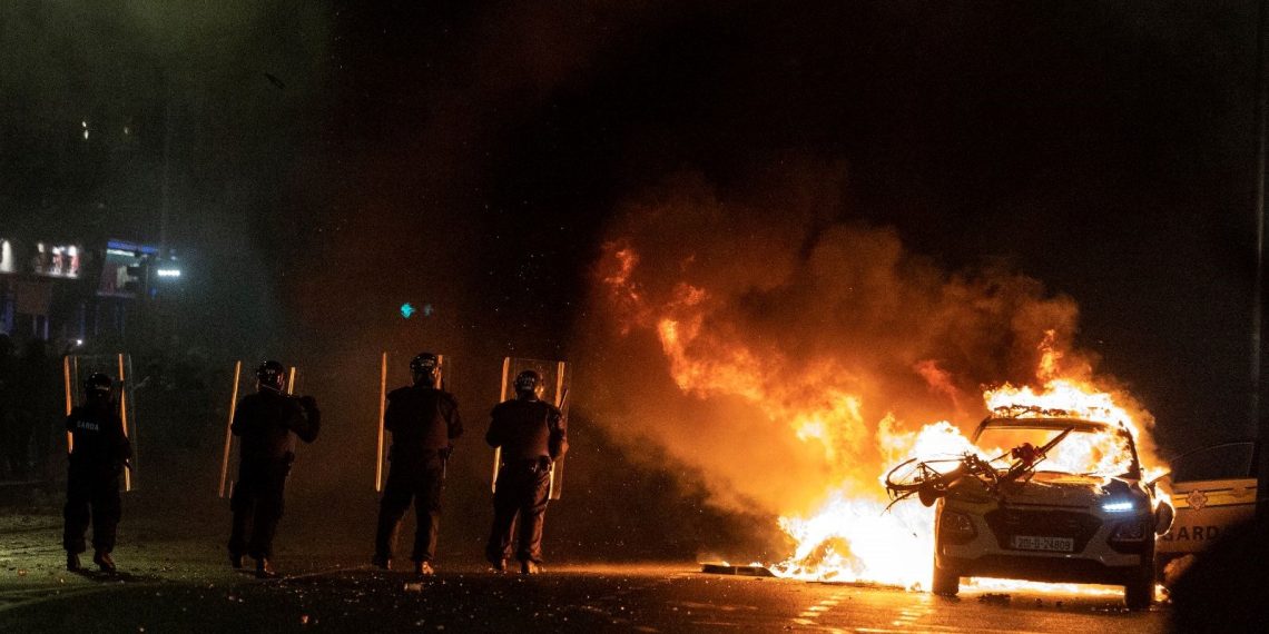 İrlanda’da bıçaklı taarruz sonrası yaşanan olaylarda 34 kişi gözaltına alındı