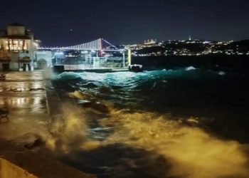 İstanbul’da fırtına tesirini gösteriyor: Dalgalar 2-3 metreye ulaştı