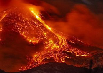 İtalya’da Etna Yanardağı yine faaliyete geçti