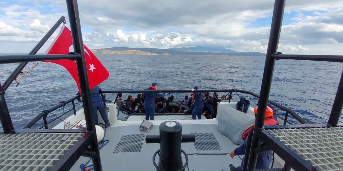 İzmir açıklarında 39 sistemsiz göçmen kurtarıldı