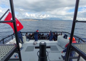 İzmir açıklarında 39 sistemsiz göçmen kurtarıldı