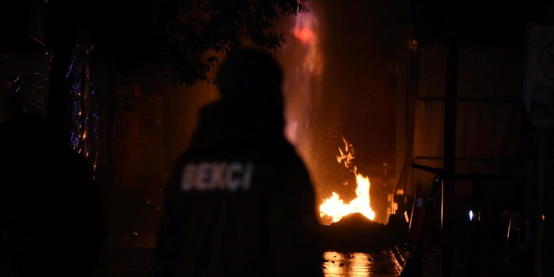 İzmir’de doğalgaz borusu patladı: Yangın 1,5 saatte söndürüldü
