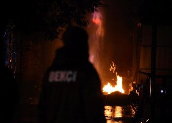 İzmir’de doğalgaz borusu patladı: Yangın 1,5 saatte söndürüldü