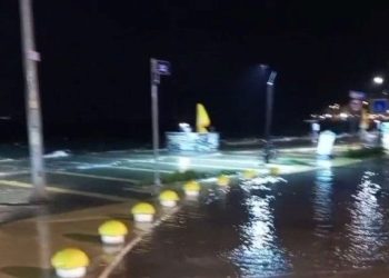 İzmir’de fırtına tesirli oldu: Deniz taştı