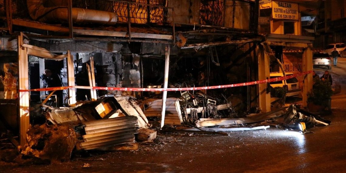 İzmir’de iş yeri yangınında kundaklama tezi