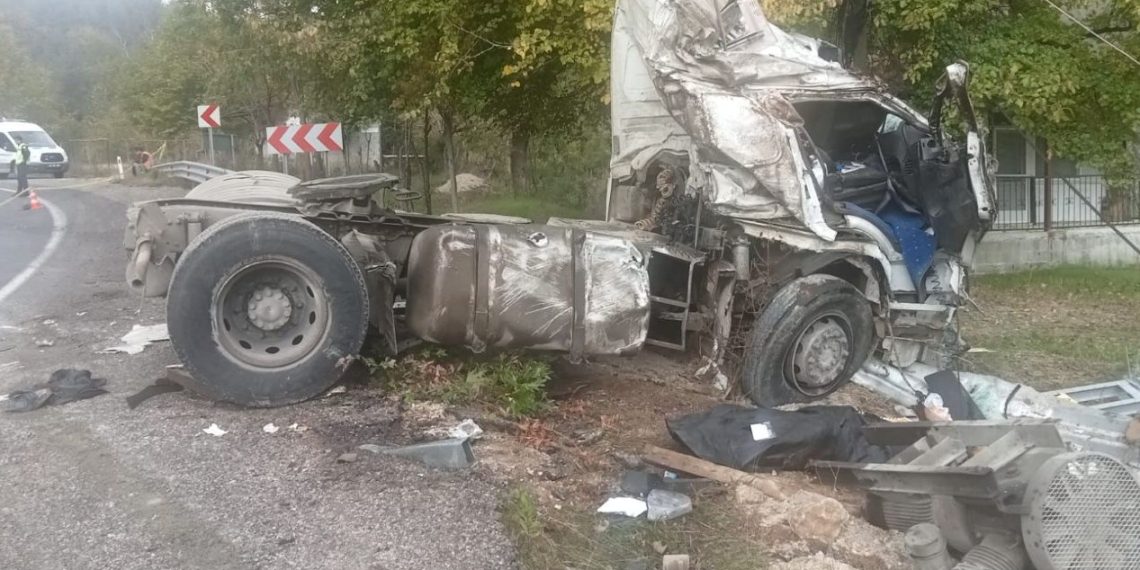 Kahramanmaraş’ta beton mikseri devrildi; şoför öldü