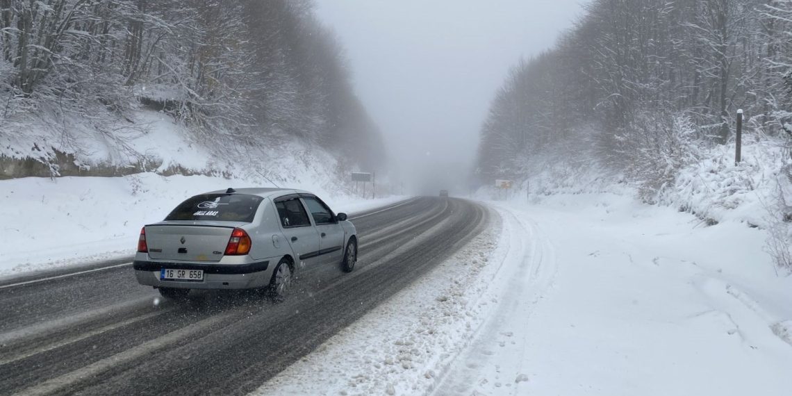 Kar nedeniyle kapatılan İnegöl-Domaniç yolu açıldı