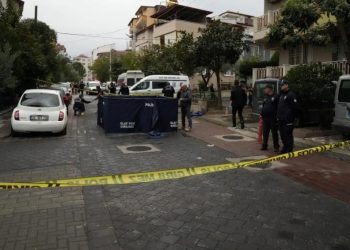 Karısını ve arkadaşını tüfekle öldürüp intihar etti