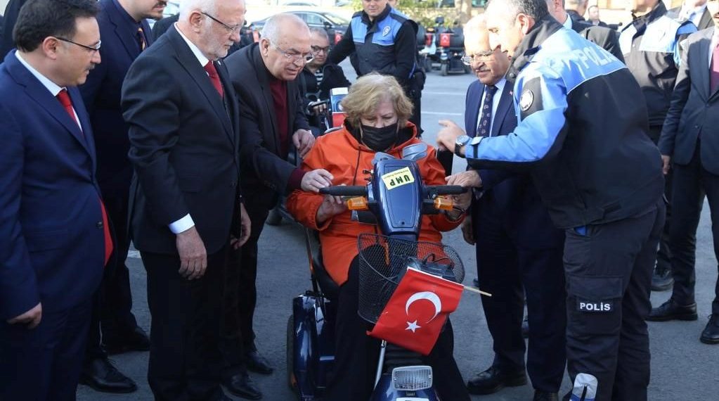 Kayseri’de 150 engelliye akülü araç ikram edildi