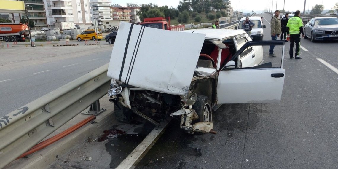 Kaza yapan araba yola fırlayan şoförünü ezdi