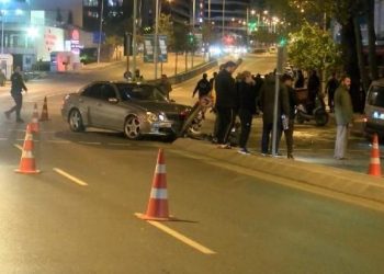 Kazaya müdahale eden polise hafif ticari araç çarptı: 1 polis memuru yaralandı