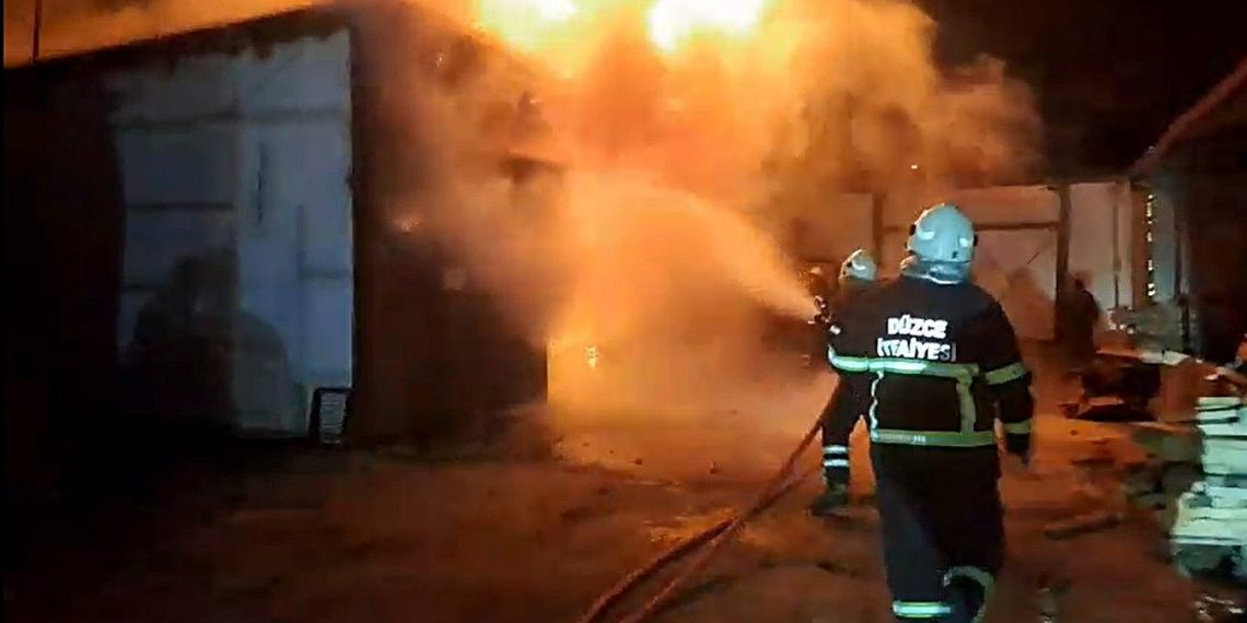 Kereste atölyesindeki yangına 4 saatlik müdahale