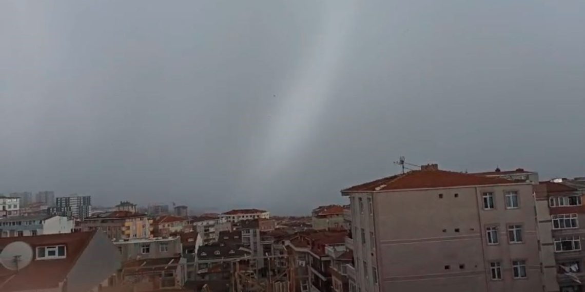 Küçükçekmece gölünde hortum paniği