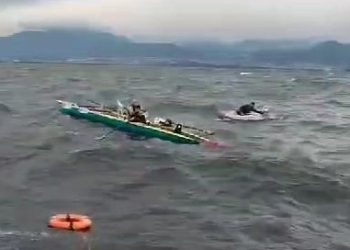 Kürekçiler fırtınada mahsur kaldı