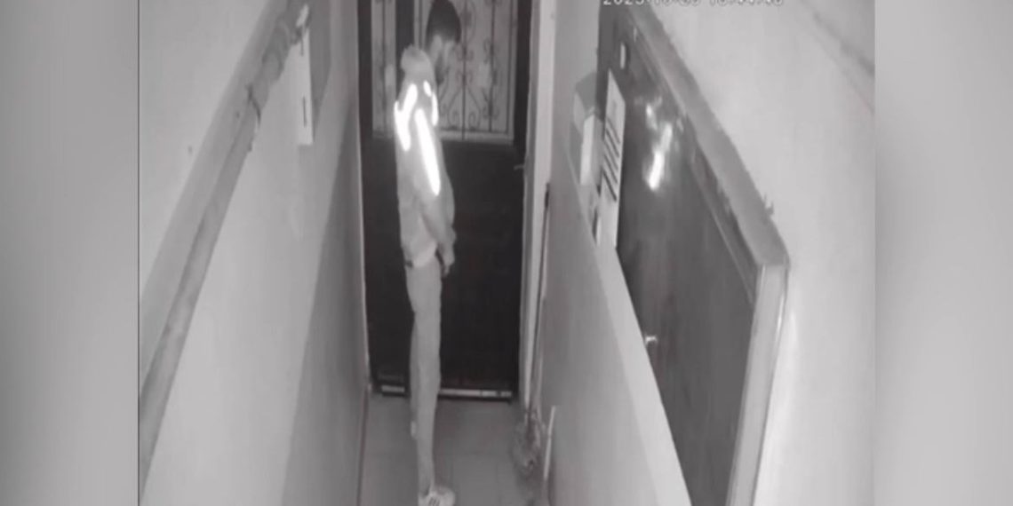 Kurye sipariş getirdiği apartmana idrarını yaptı