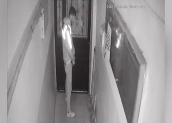 Kurye sipariş getirdiği apartmana idrarını yaptı