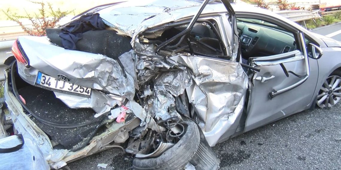 Kuzey Marmara Otoyolu’nda TIR arabaya çarptı: 1 meyyit, 4 yaralı