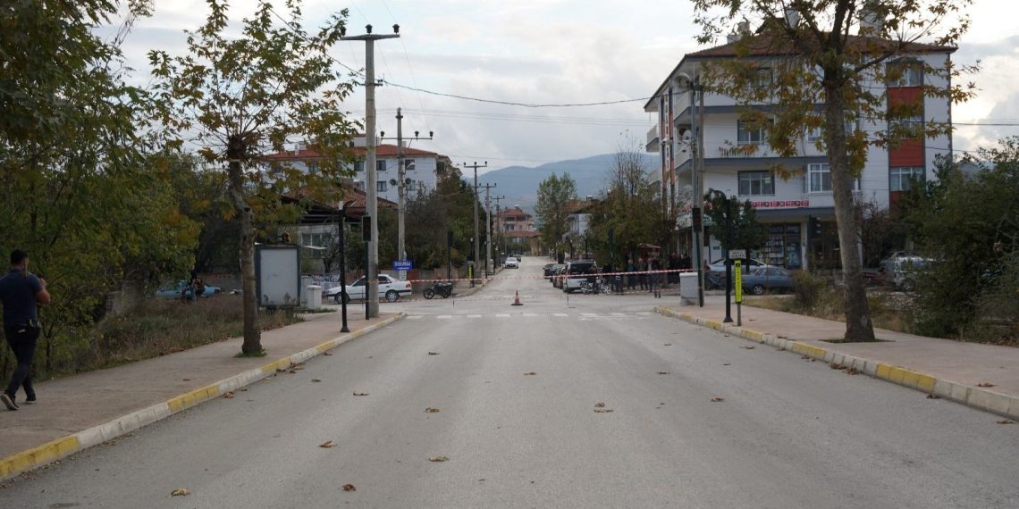 Mahkeme kararını münasebet gösterip, caddeyi yaya ve araç trafiğine kapattı