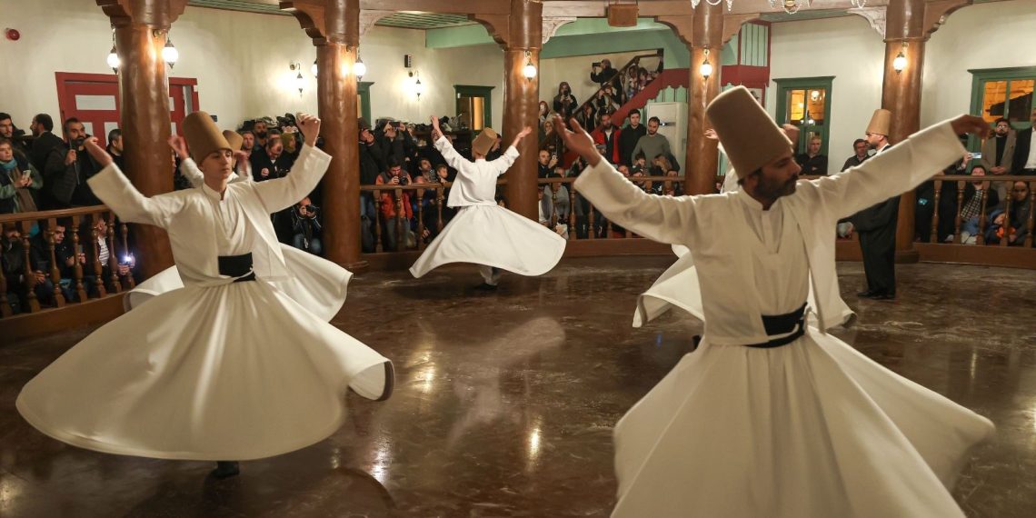 Mevlevi kültürü farklı meslek kümelerinden bir ortaya gelen müzisyenlerce yaşatılıyor