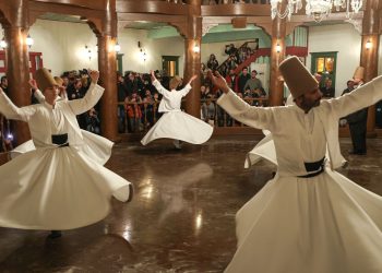 Mevlevi kültürü farklı meslek kümelerinden bir ortaya gelen müzisyenlerce yaşatılıyor