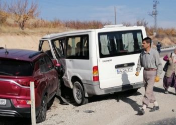 Minibüs ile araba çarpıştı: 5 yaralı
