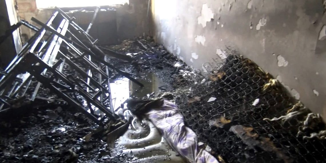 Oturduğu meskeni akaryakıt dökerek yaktı