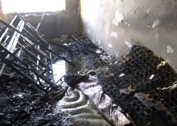 Oturduğu meskeni akaryakıt dökerek yaktı