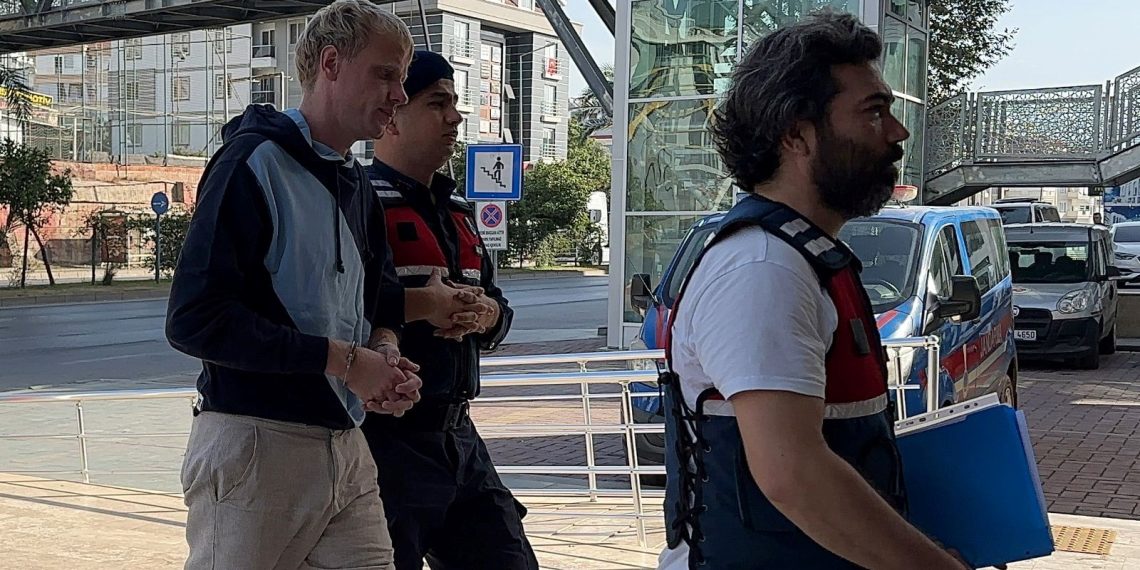 Parasını gasp eden 2 kişiyi aracıyla çarparak öldürdü