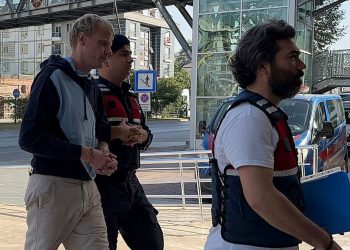 Parasını gasp eden 2 kişiyi aracıyla çarparak öldürdü