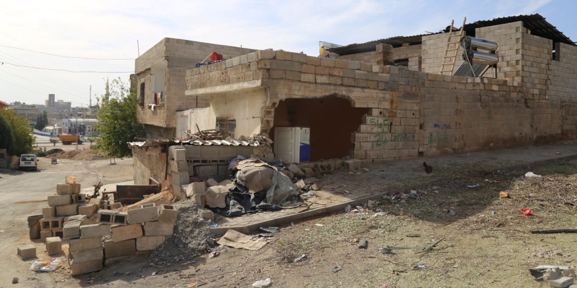 Park halindeyken hareket eden TIR konuta girdi