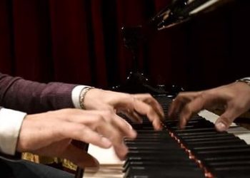 Piyaniste istek müzik dayağına mahpus