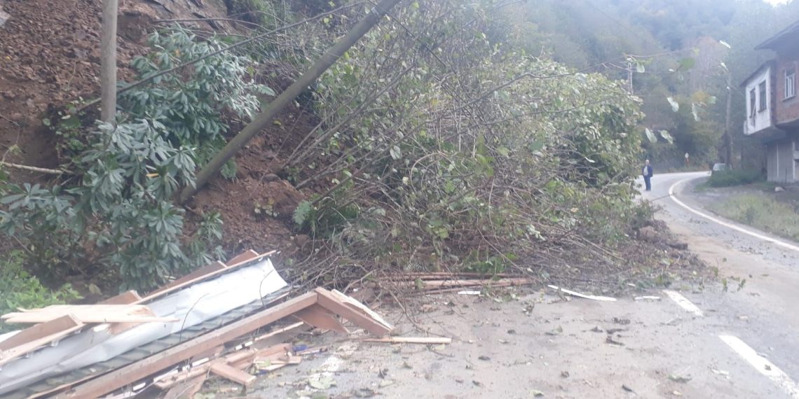Rize’de heyelan: Toprak altında kalan durak yıkıldı