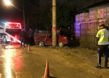 Sakarya’da feci kaza: Beton direğe çarpan arabanın sürücüsü öldü