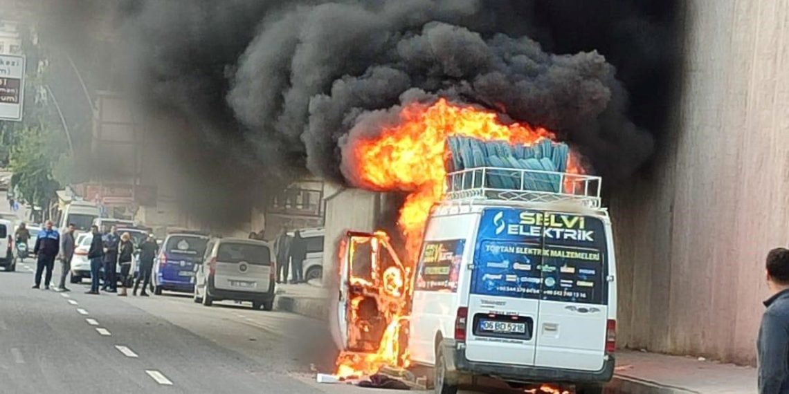 Şanlıurfa’da seyir halindeki minibüs alev topuna döndü