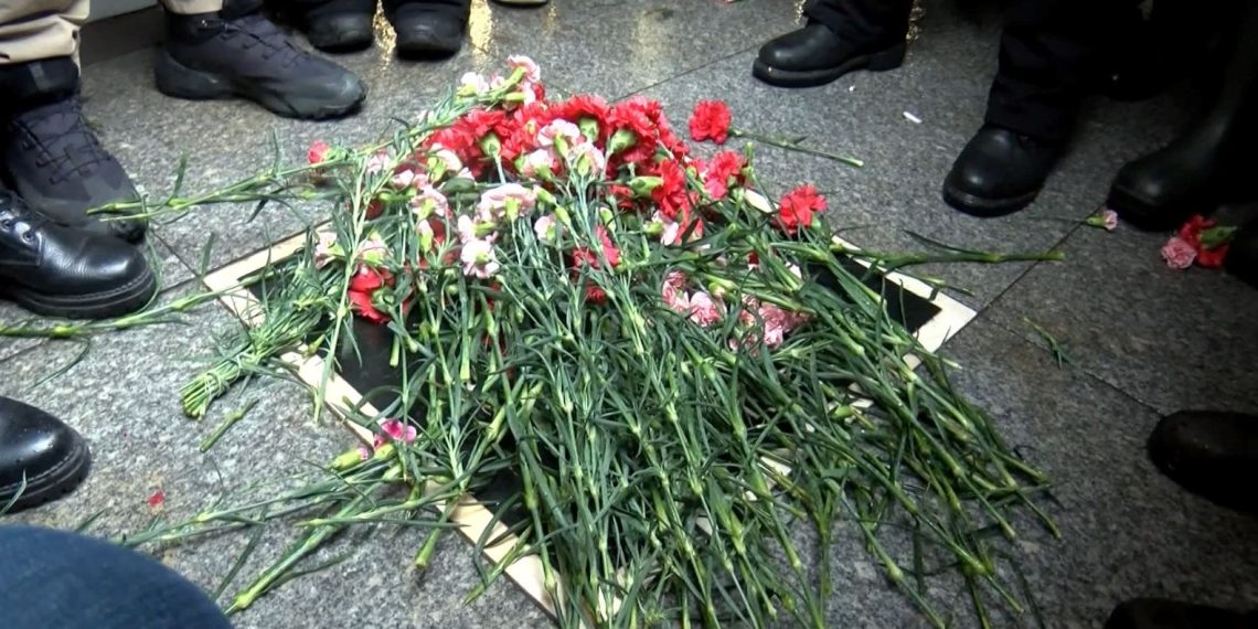 Sebat Apartmanı önünde Dink için karanfilli protesto