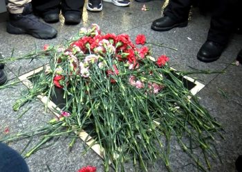 Sebat Apartmanı önünde Dink için karanfilli protesto