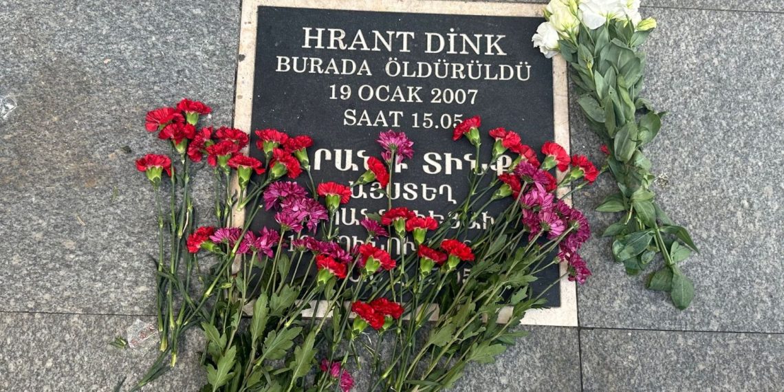 Sebat Apartmanı önüne Hrant Dink için karanfil bıraktılar
